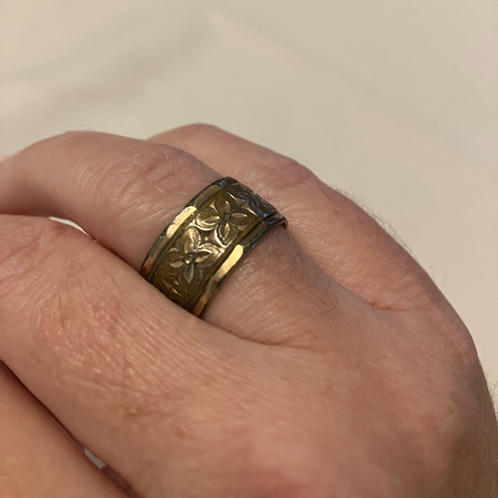 14K Rolled Gold Plate/RGP wide band flower pattern ring - size 6.